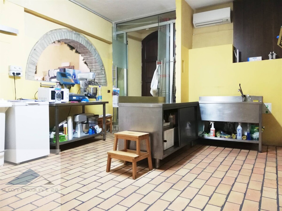 ATTIVITA COMMERCIALE NE L CUORE DEL CENTRO STORICO — foto 3