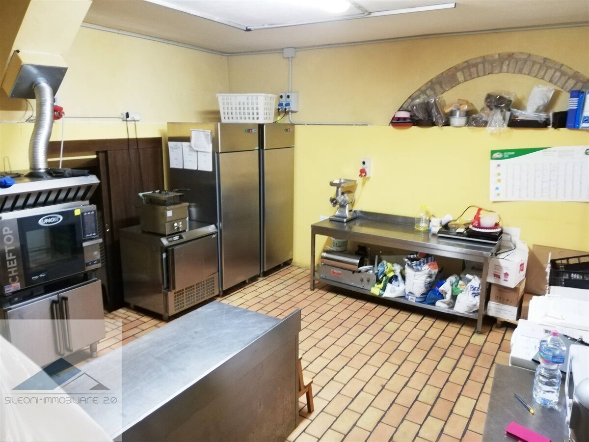 ATTIVITA COMMERCIALE NE L CUORE DEL CENTRO STORICO — foto 5