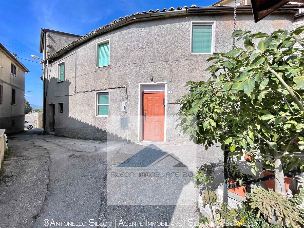 CASA SU DUE LIVELLI NEL COMUNE DI GENGA