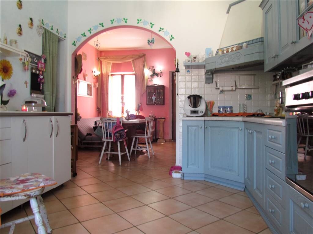 GRAZIOSO CIELO-TERRA CON CORTILE PRIVATO — foto 3