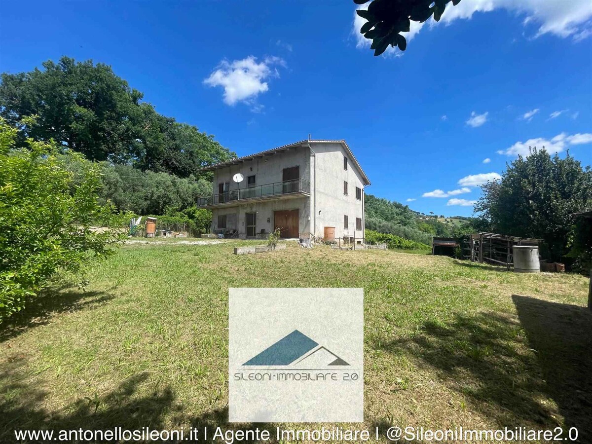 CASA SINGOLA PER DUE NUCLEI FAMILIARI CON CORTE E TERRENO AGRICOLO!