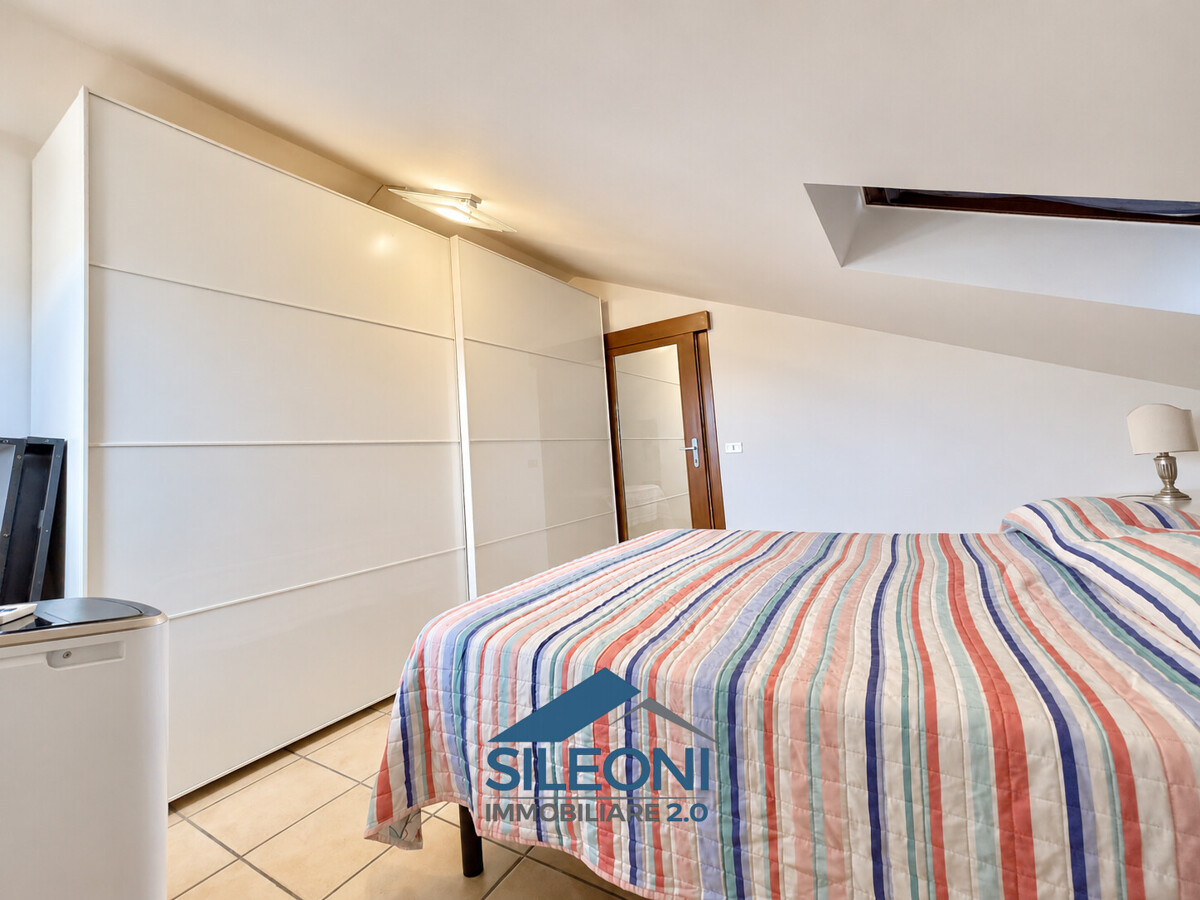 Appartamento mansardato a Corneto con terrazzo panoramico e ascensore — foto 12