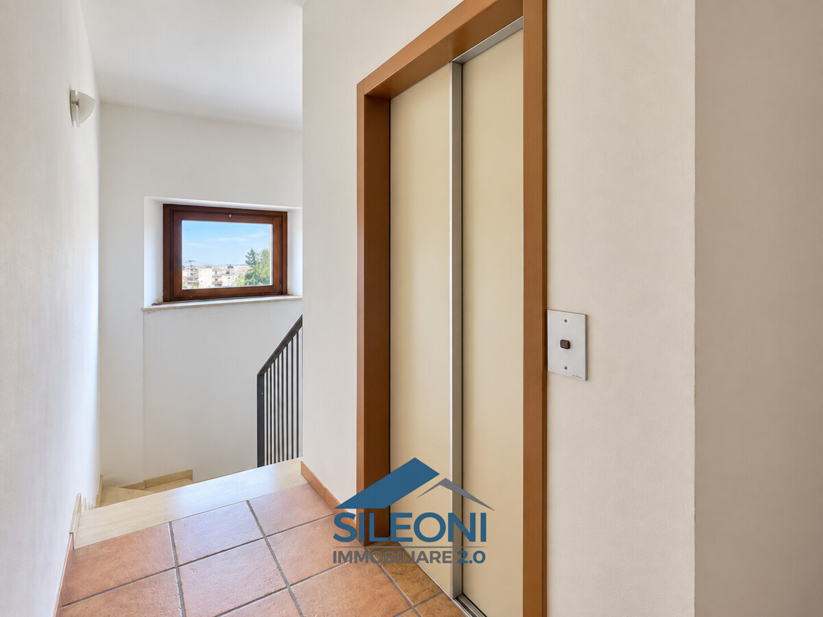 Appartamento mansardato a Corneto con terrazzo panoramico e ascensore — foto 21