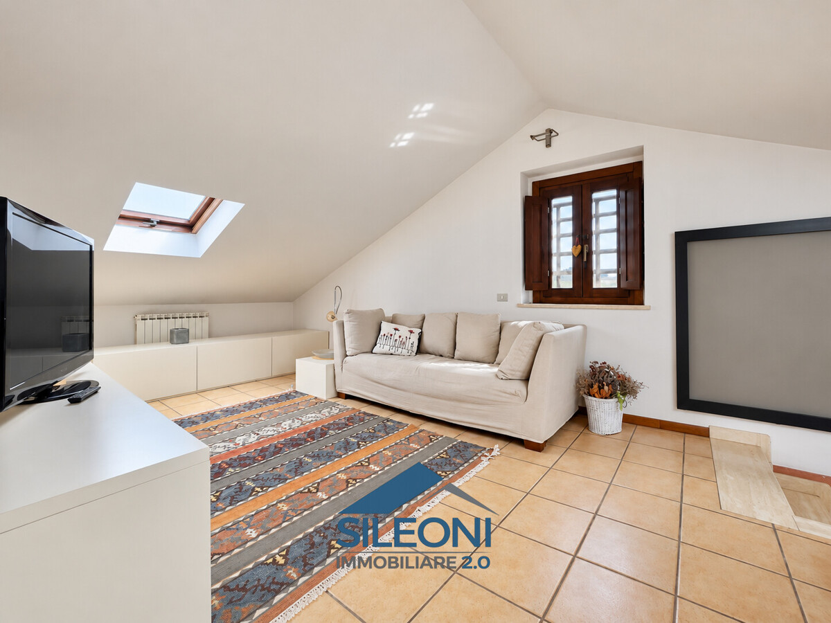 Appartamento mansardato a Corneto con terrazzo panoramico e ascensore — foto 14