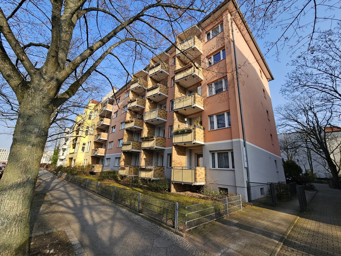 Hausansicht mit Vorgarten