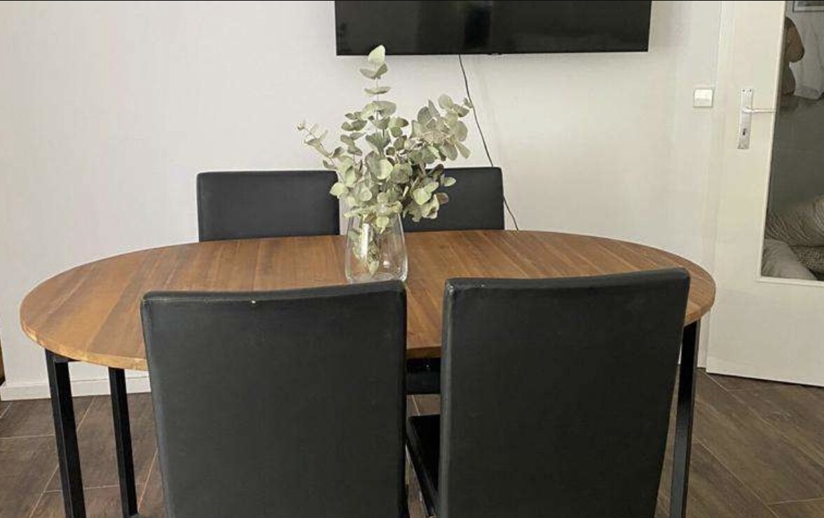 Tisch mit Stühlen