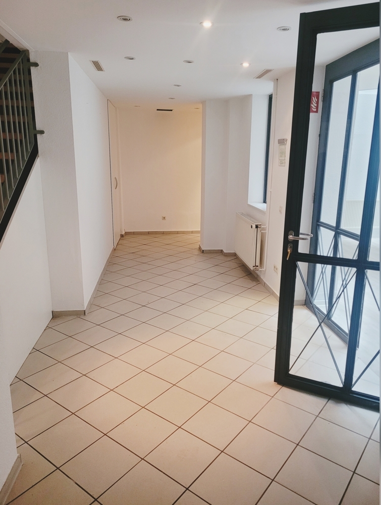 Flur mit Zugang zum Atrium