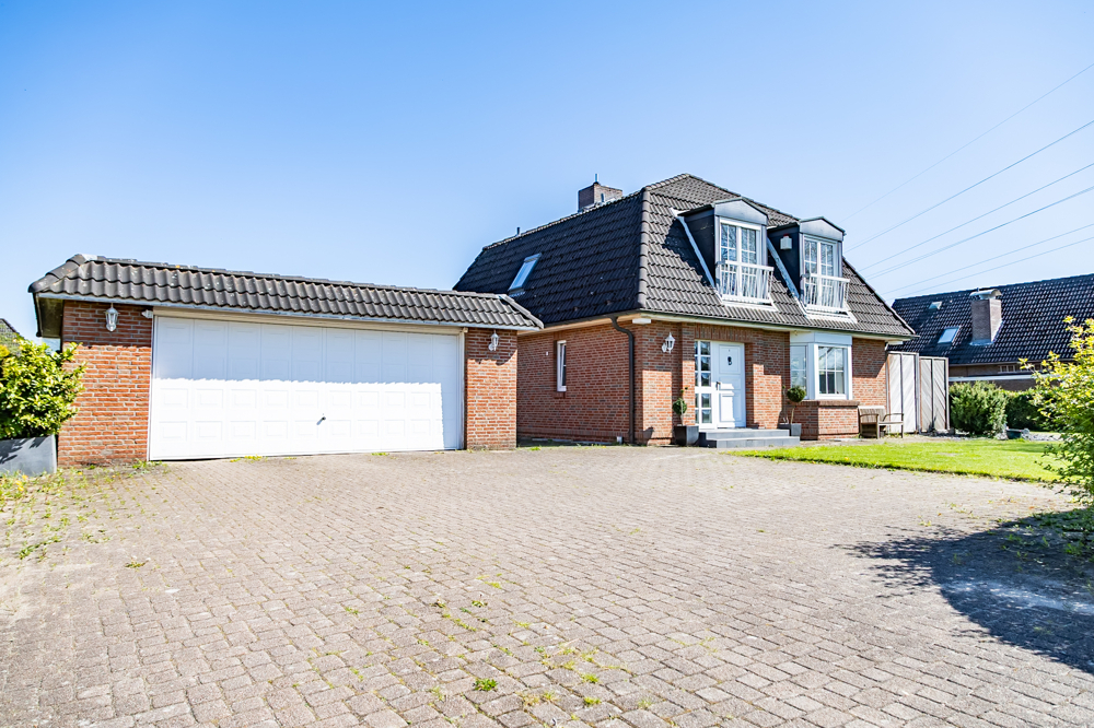 Auffahrt mit Doppelgarage