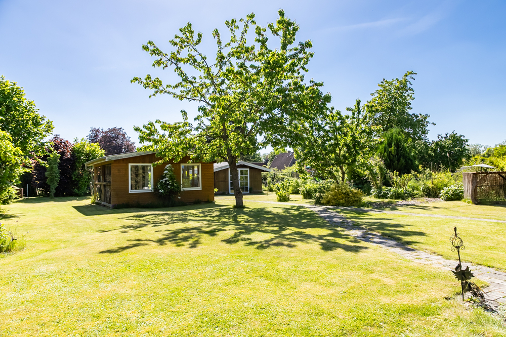 weitläufiger Garten