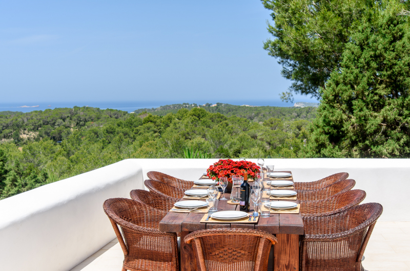 Weitere Terrasse mit Essbereich
