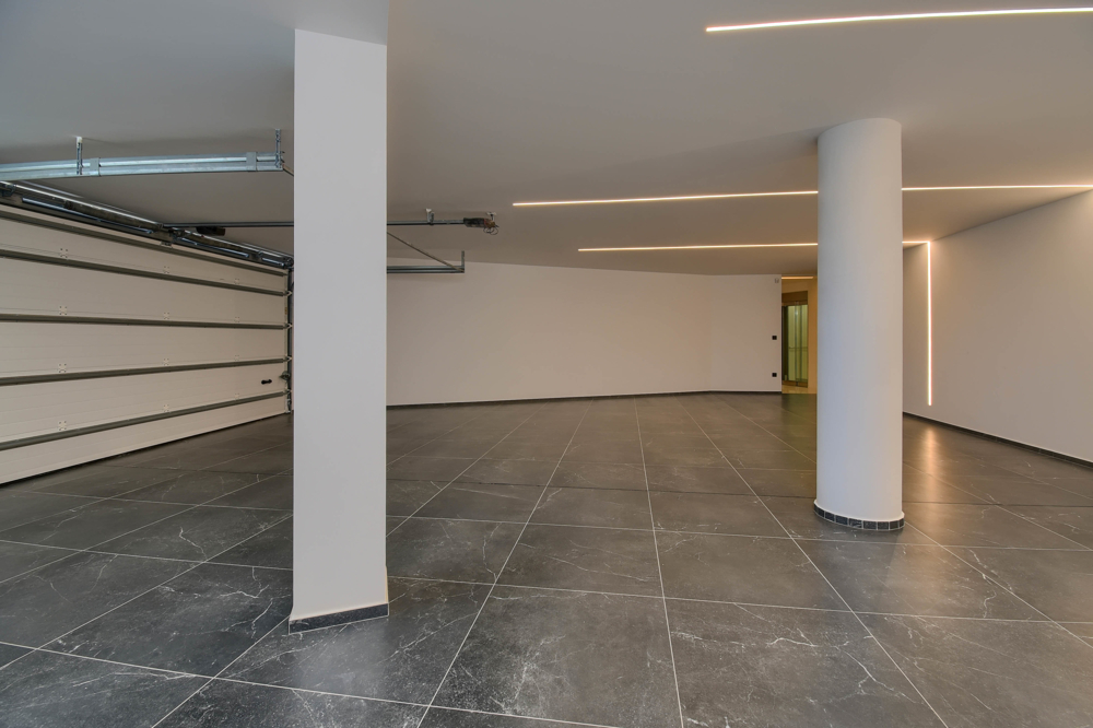 Große Garage für mehrere Fahrzeuge