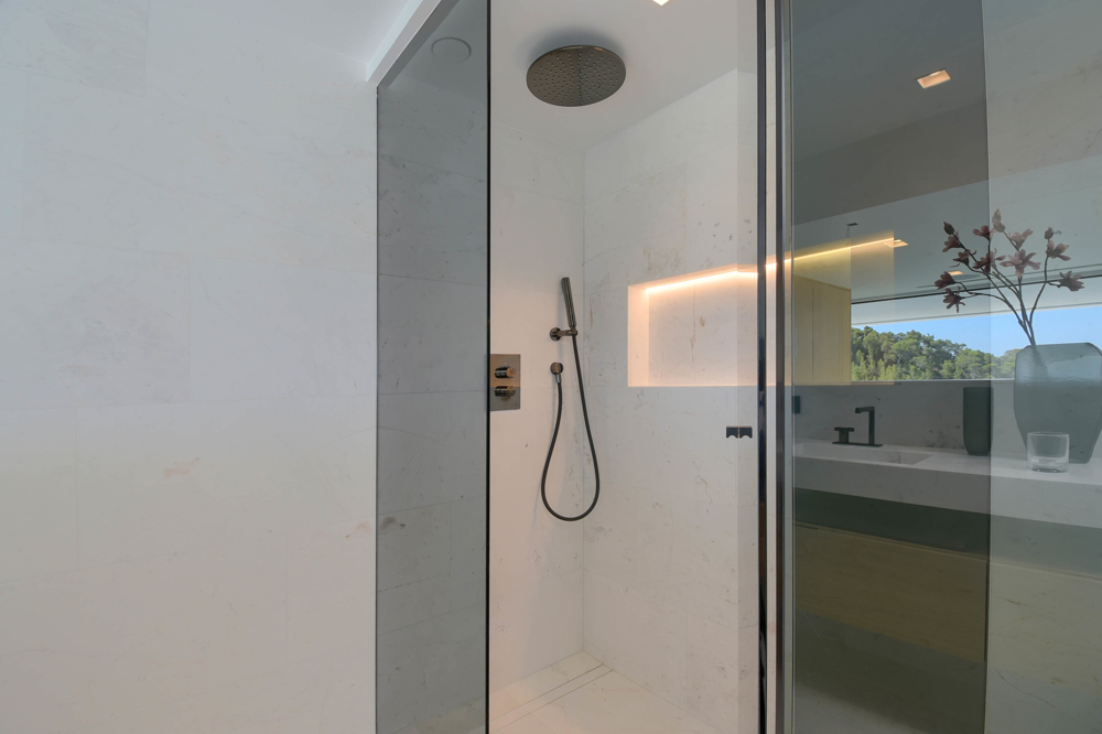 Badezimmer mit Regendusche