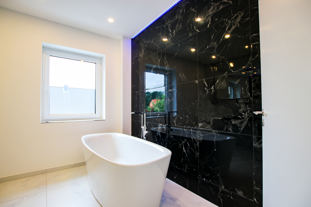Freistehende Badewanne & luxuriöse Wand mit LED-Elementen