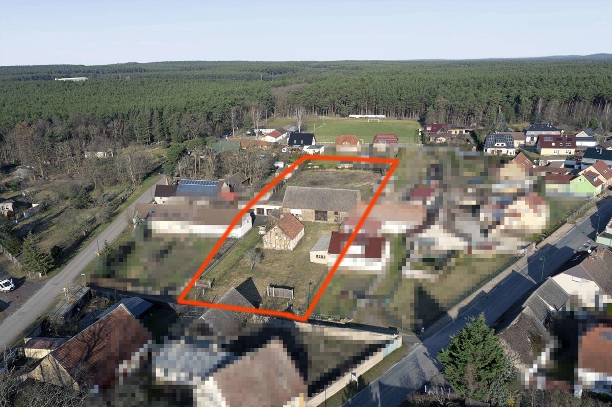 Grundstück mit Umgebung