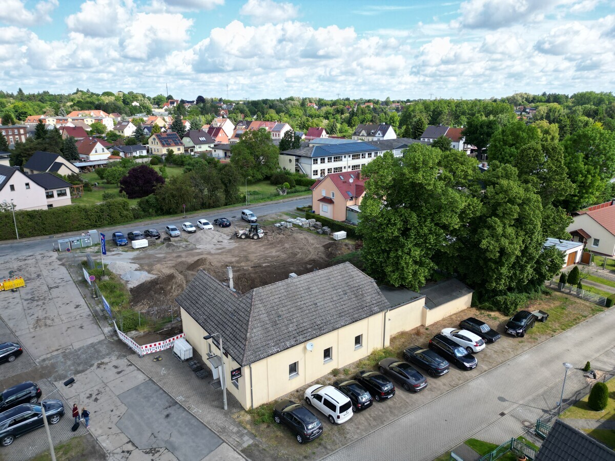 Geschwister-Scholl-Straße 10 - 14913 Jüterbog - Luftbild Seitenansicht u. Parkplatz