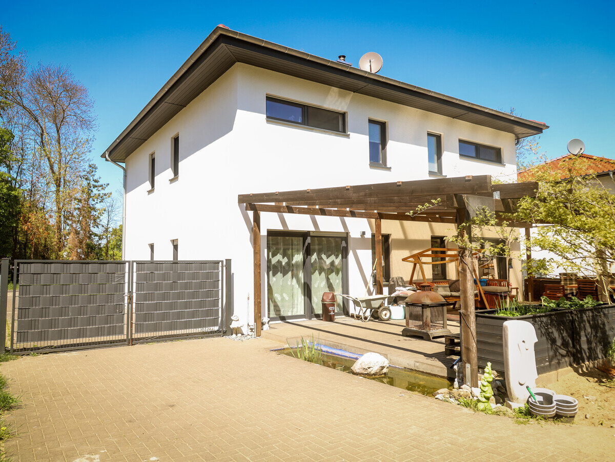 Hinterseite - m. Terrasse