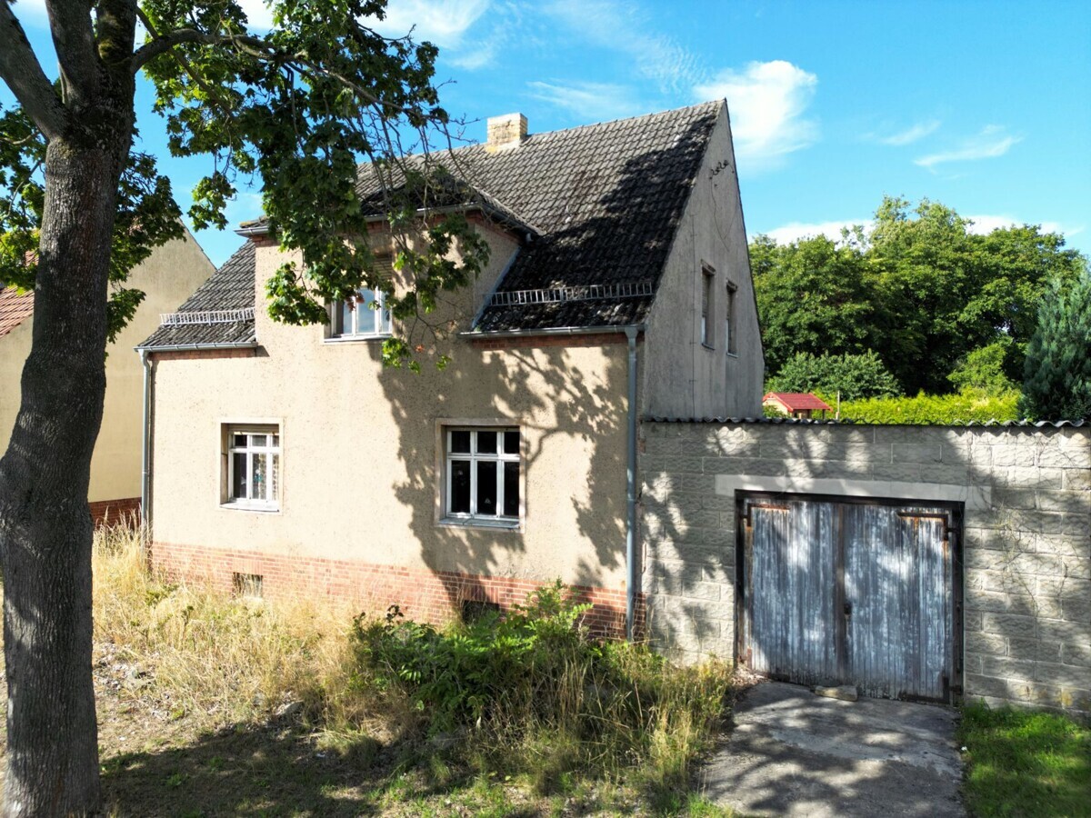 Vorderseite mit Garage