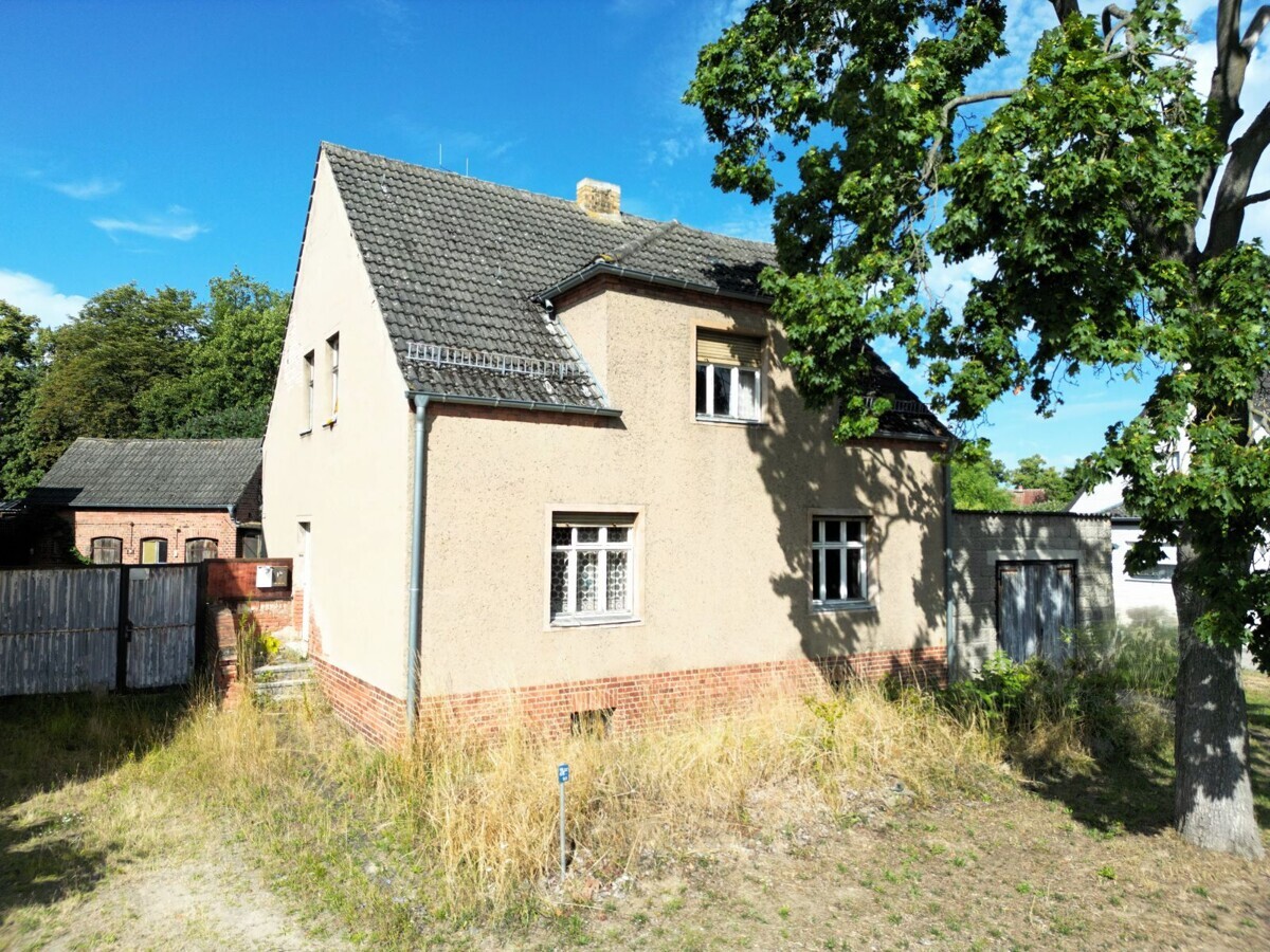 Vorderseite - Zugangstreppe Eingang - Tor