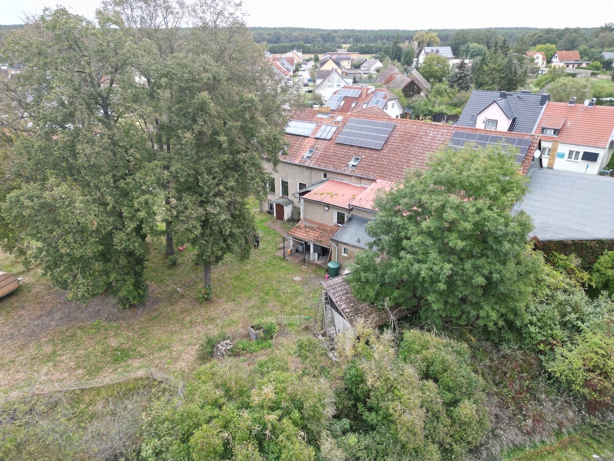 Hausansicht mit Grundstück