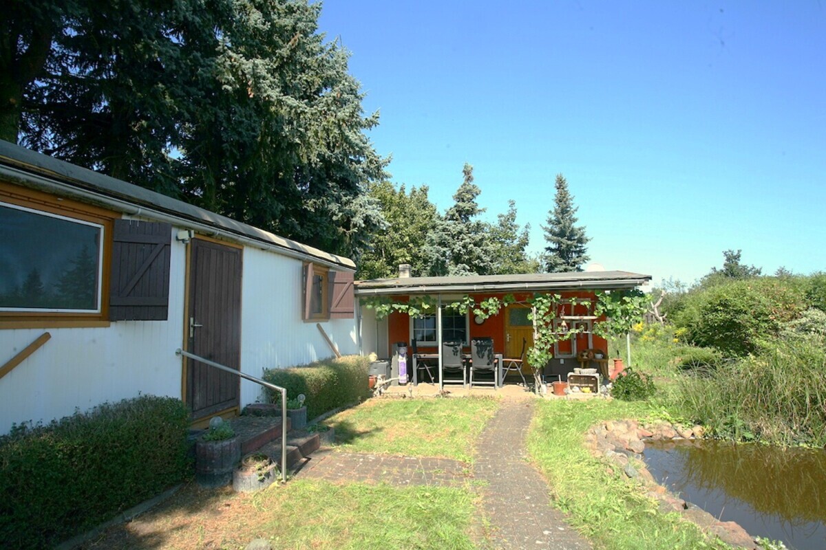 Bauwagen und Sommerhaus