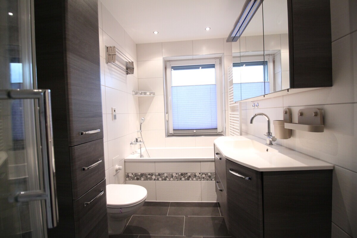 Badezimmer - Badewanne und Dusche