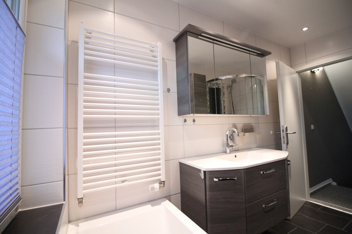 Badezimmer - Sicht zum Flur