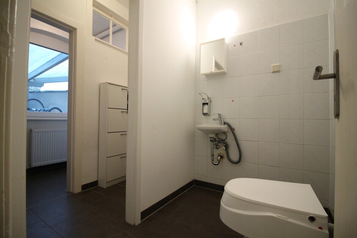 Gäste WC - Sicht zur Garderobe u. Flur