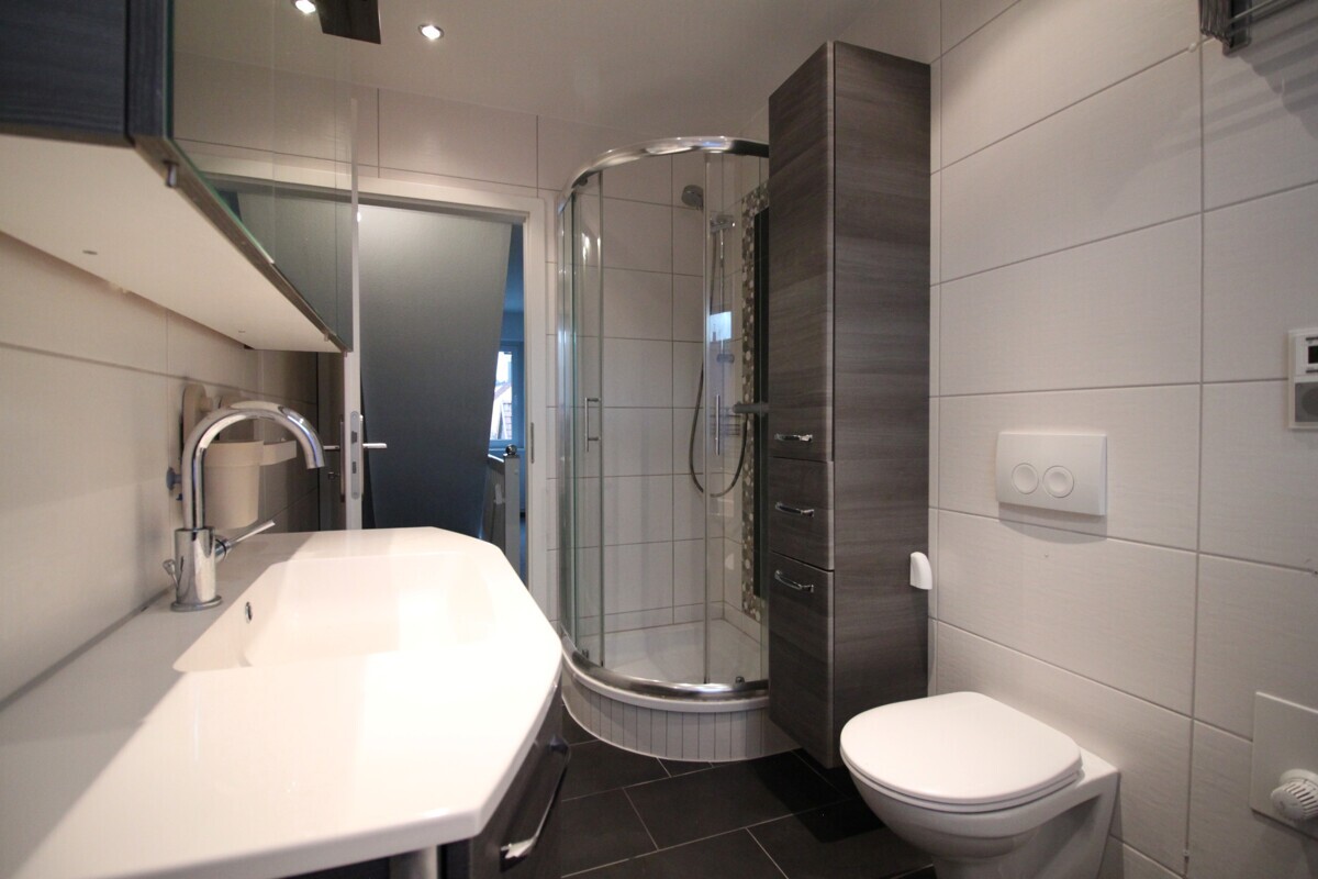 Badezimmer - Dusche - Sicht z. Flur