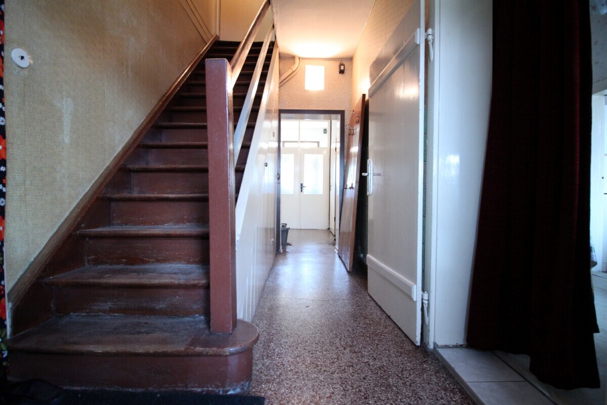 Treppenaufgang - Flur - Sicht zur Eingangstür