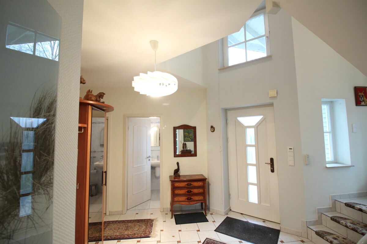 Eingangsbereich - Treppenaufgang -Gäst WC