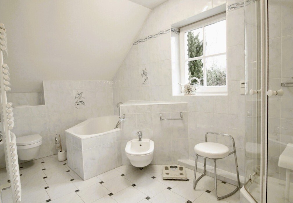 Bad m. Dusche u. Badewanne