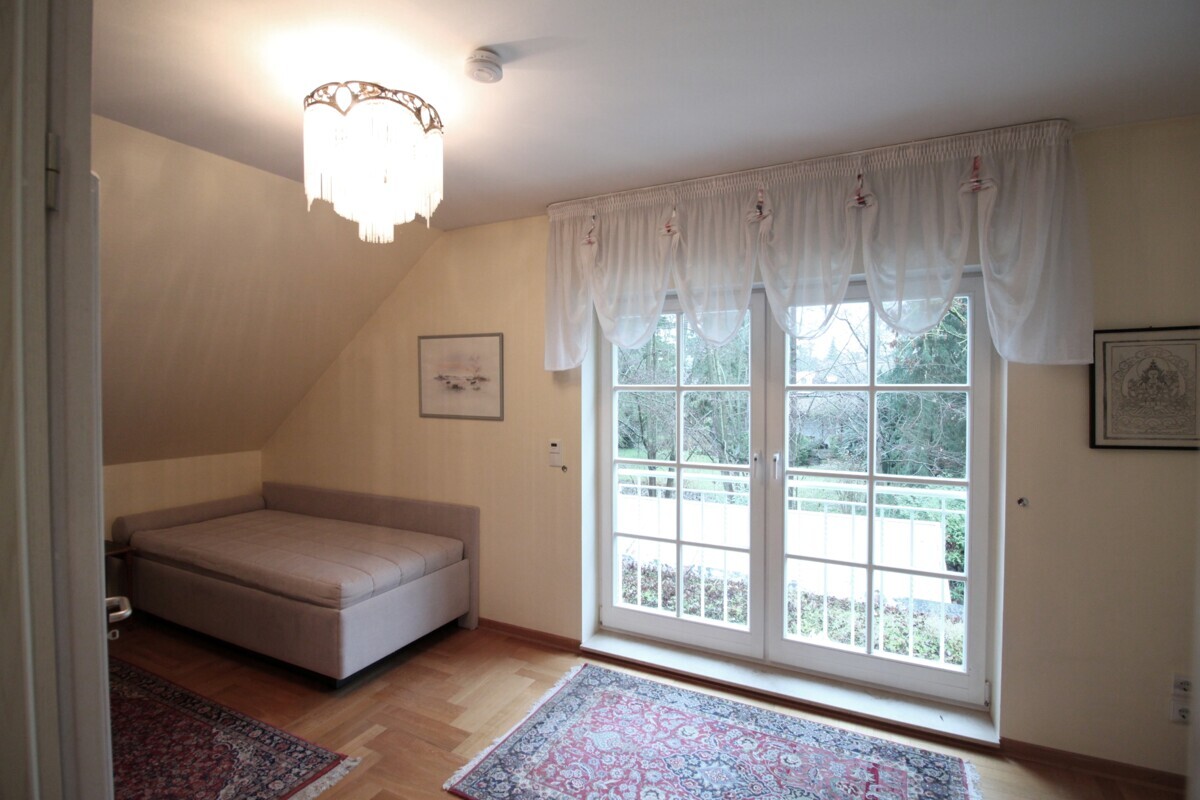 Schlafzimmer - 1. OG - Sicht zum Garten