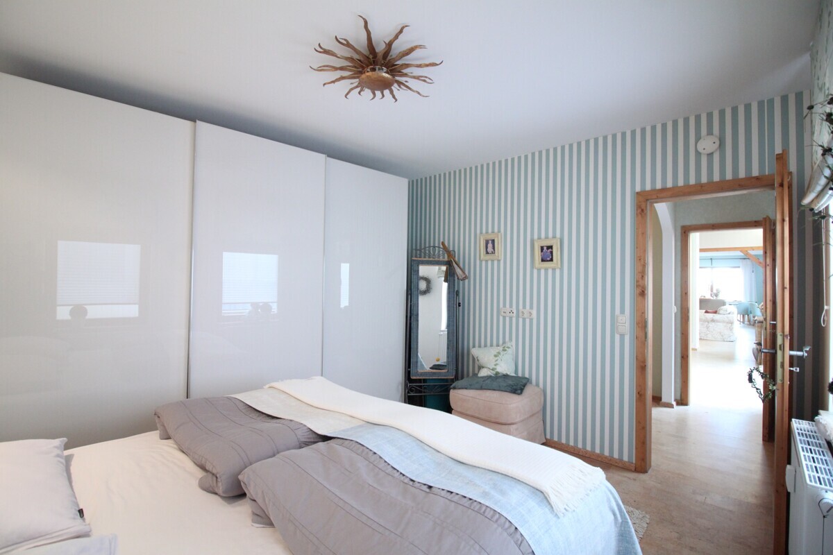 Schlafzimmer - Blick zum Wohnzimmer