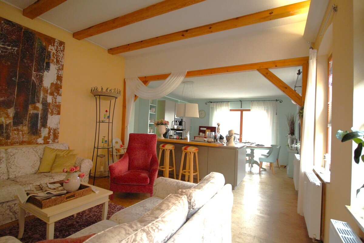 Wohnzimmer - Blick zur Küche.