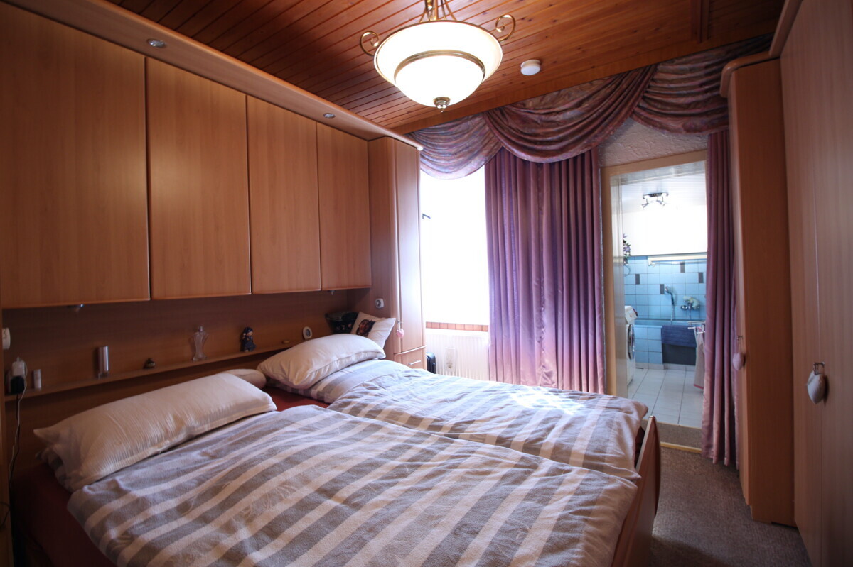 Schlafzimmer - 1. OG - Sicht zum Bad
