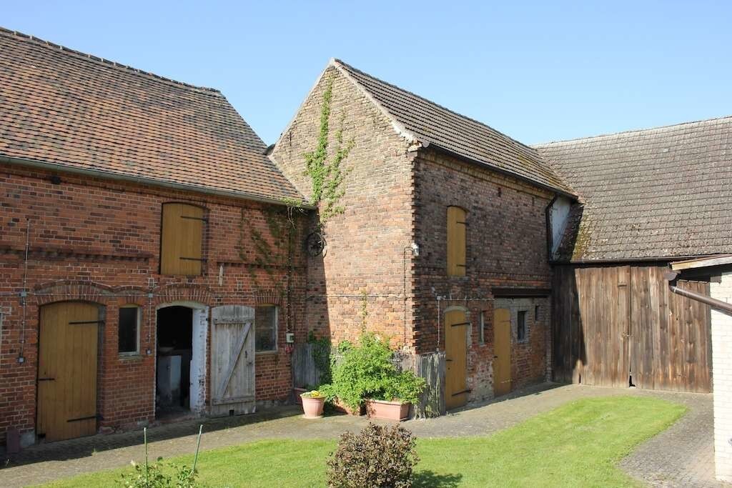 Hof mit Stallgebäude