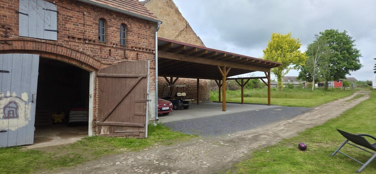 Schuppen und Carport