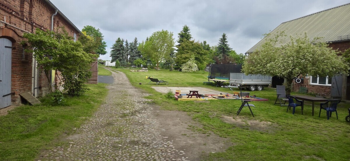 Hof mit Blick zum Garten