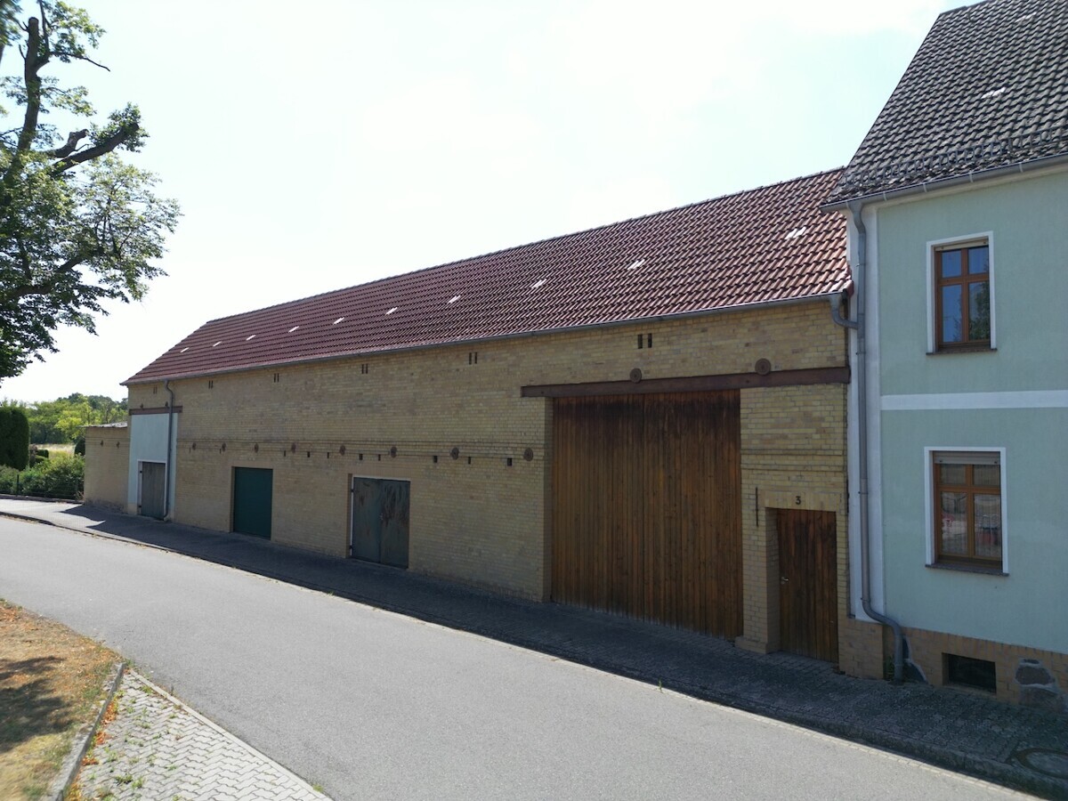 Toreinfahrt und Garagen
