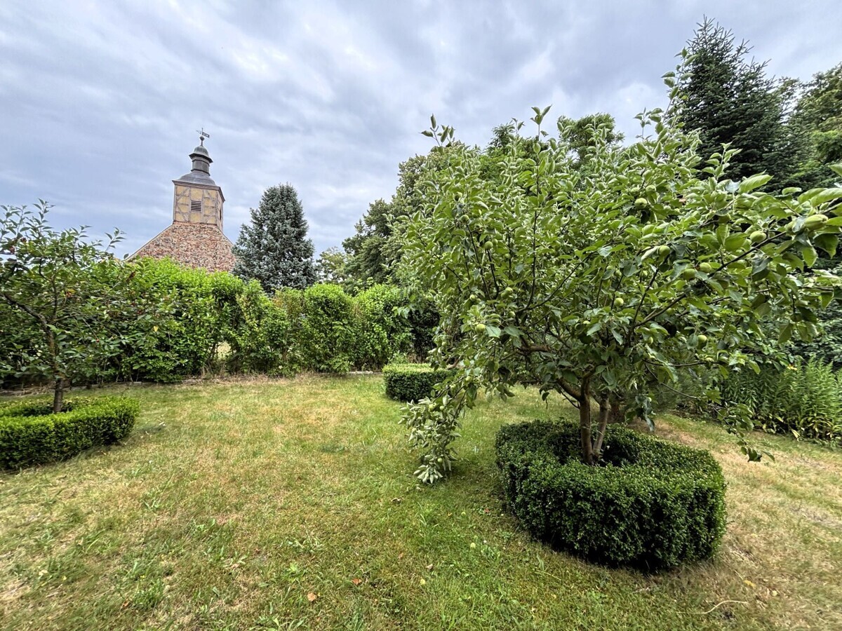 Gartenblick auf die Kirche