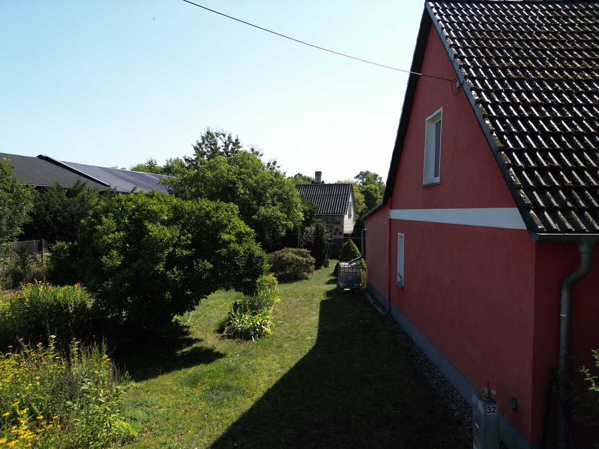 Seitenansicht mit Garten