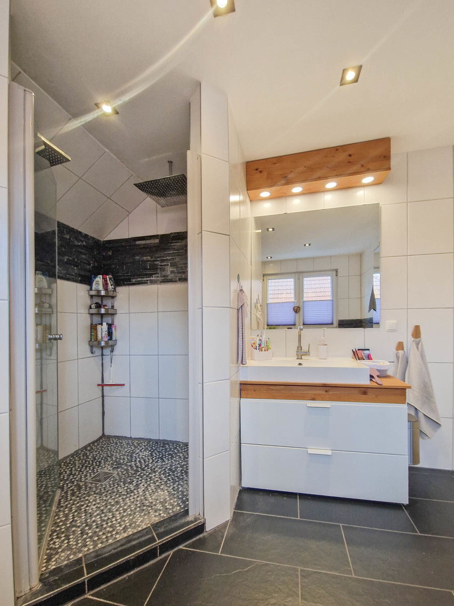 Badezimmer im DG