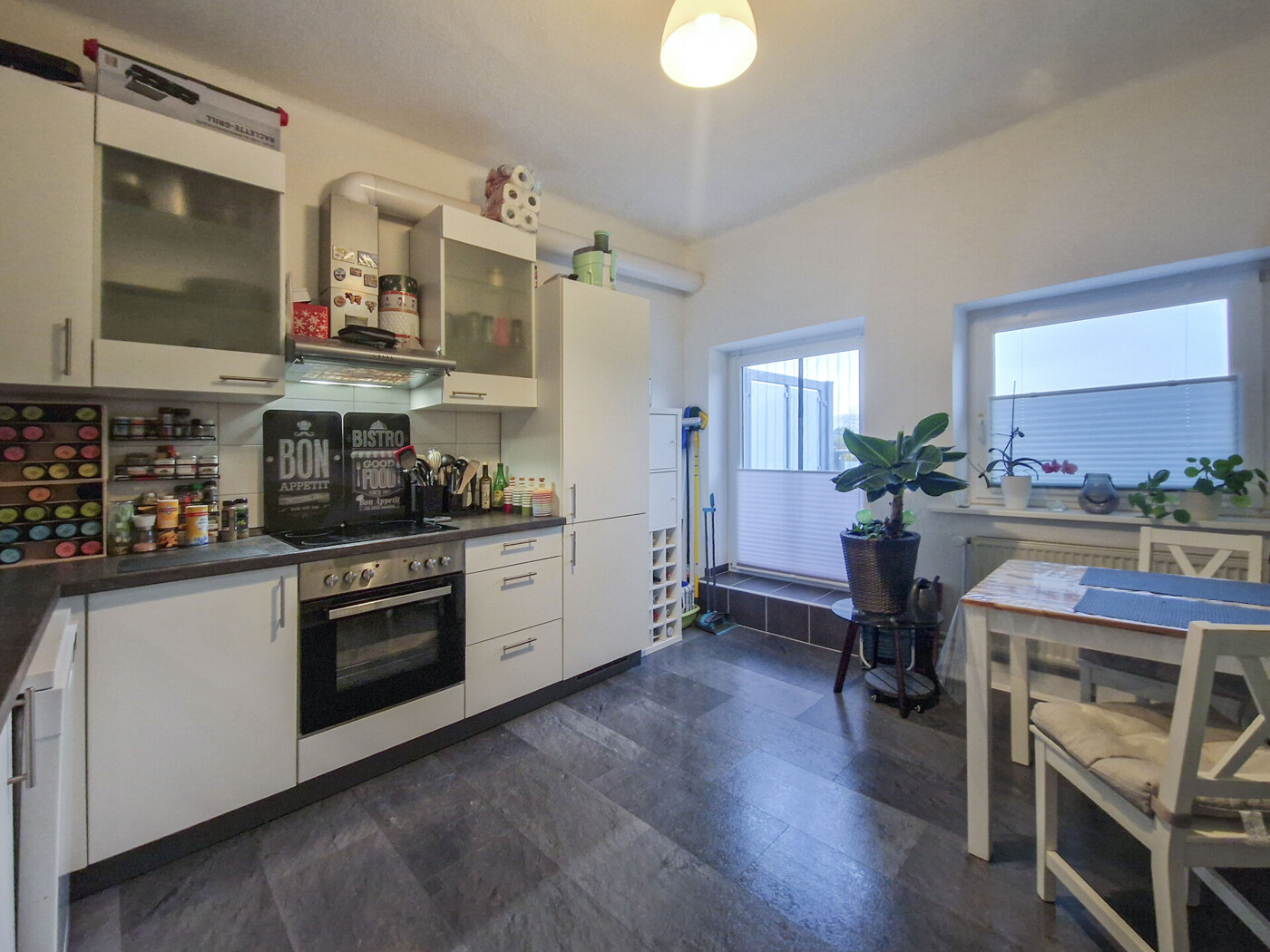 Küche mit Zugang zum Balkon