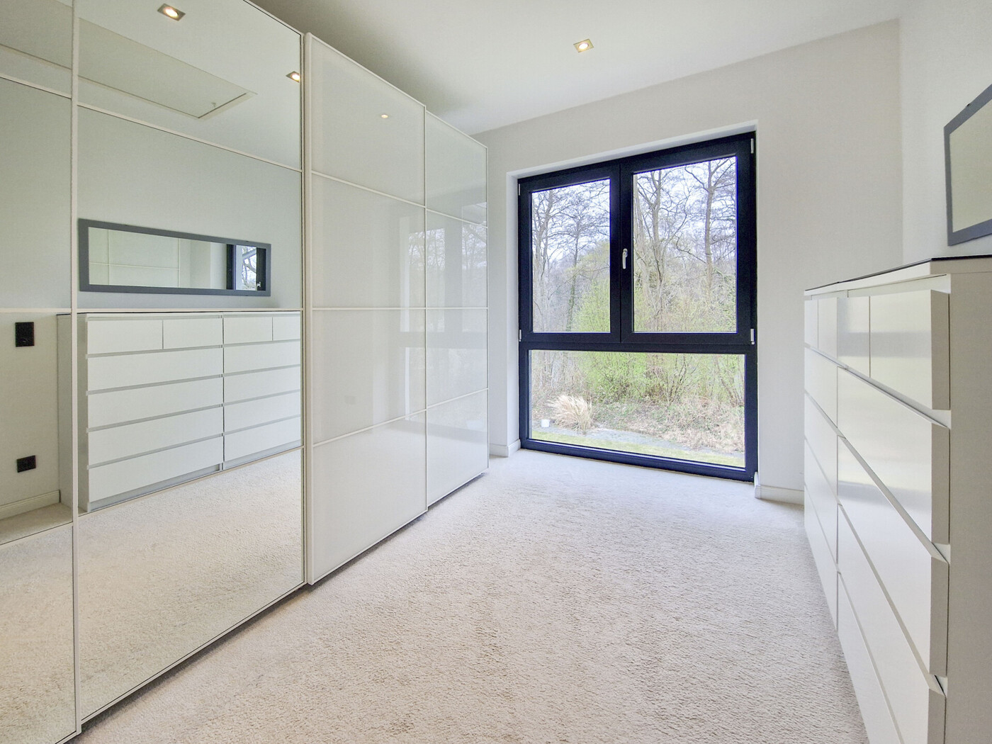 Ankleide angrenzend an das Schlafzimmer