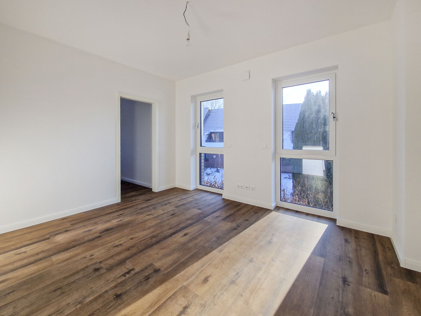 Schlafzimmer mit angrenzender Ankleide / Abstellraum mit Tür