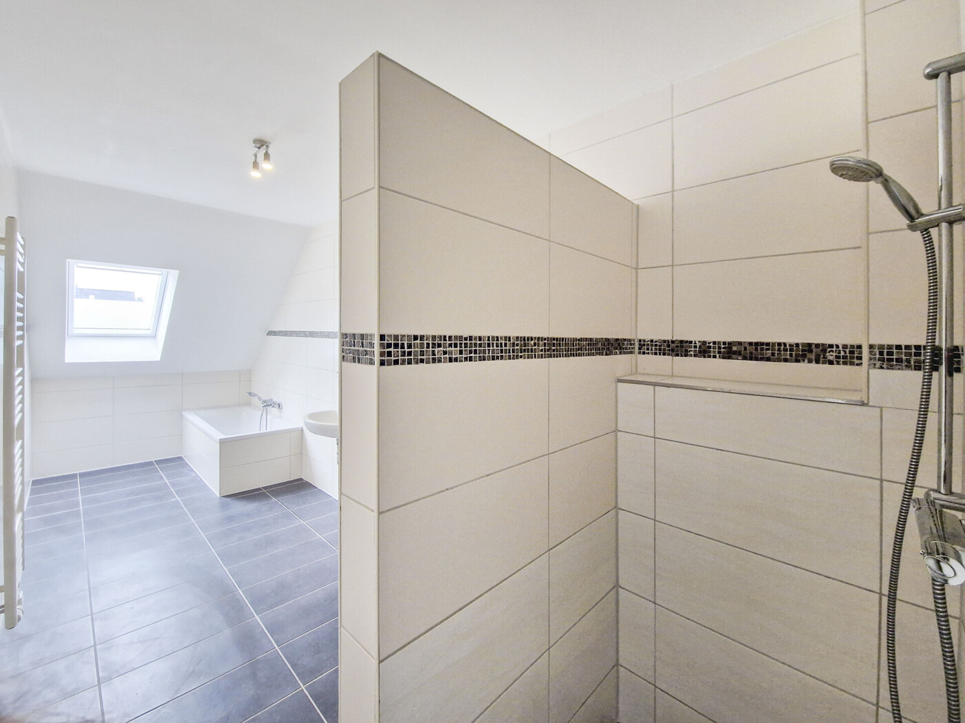 Badezimmer im DG