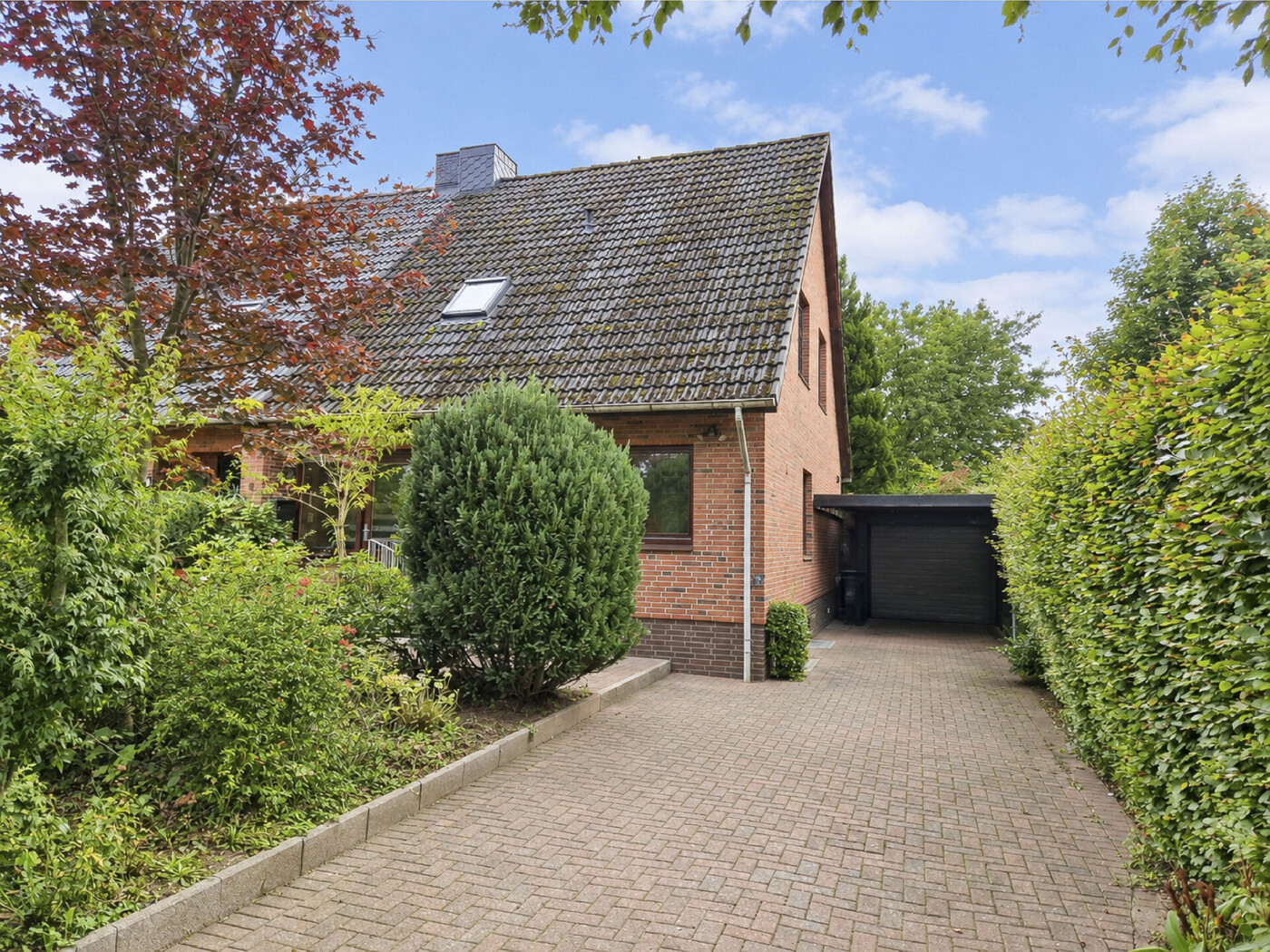 Auffahrt und Carport