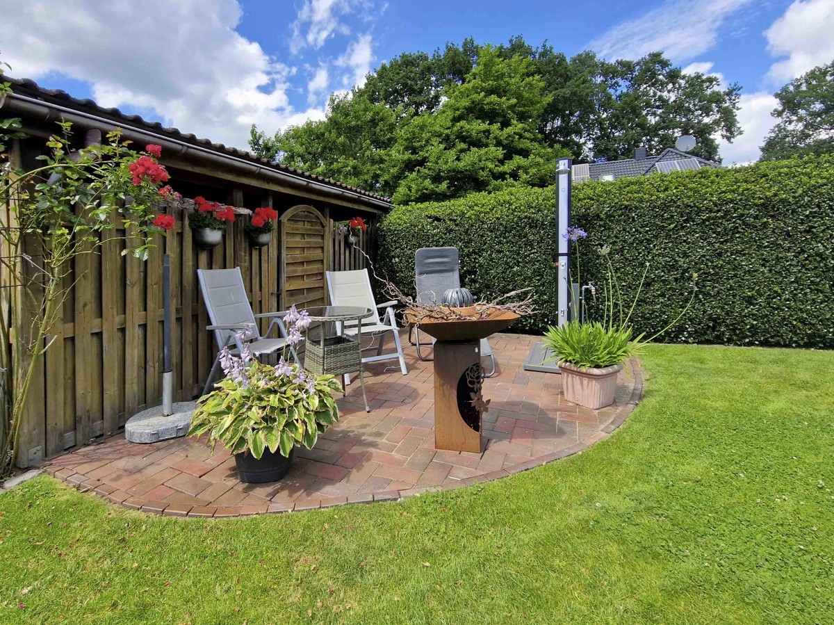 Terrasse mit Gartendusche