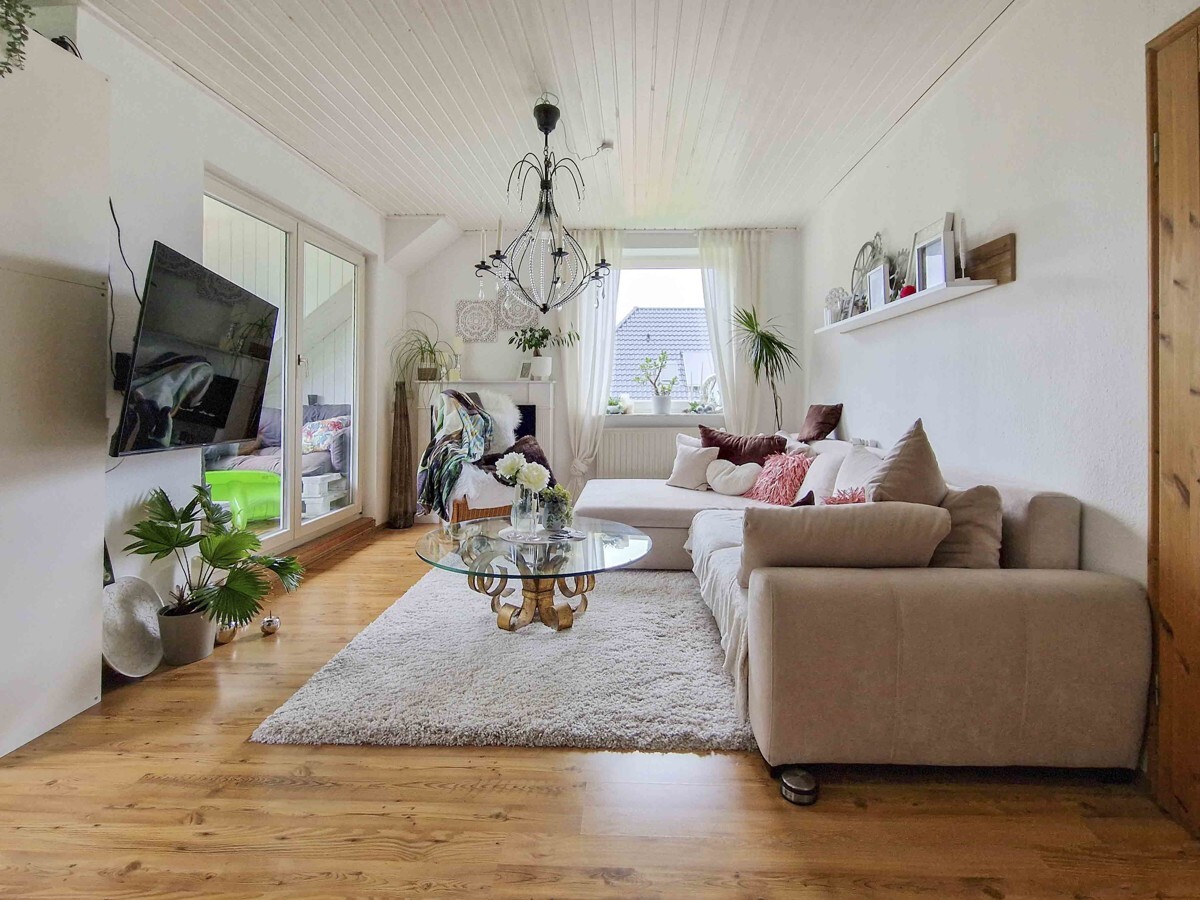 DG-Wohnung Wohnzimmer mit Zugang zur Loggia