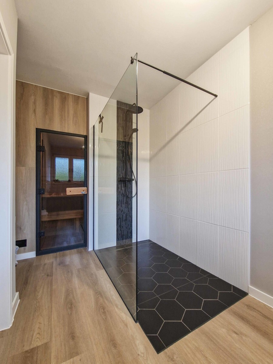 Badezimmer mit Sauna im EG